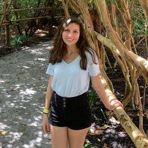Meet your Posher, Alicia